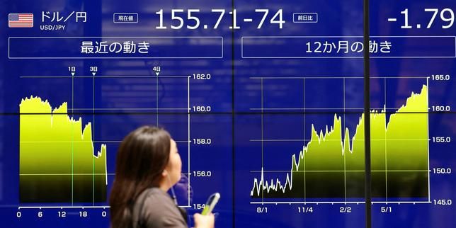 A woman in front of an electronic screen displaying the current Japanese yen exchange rate against the U.S. dollar in Tokyo, Japan, on August 3, 2026. - lemonde.fr