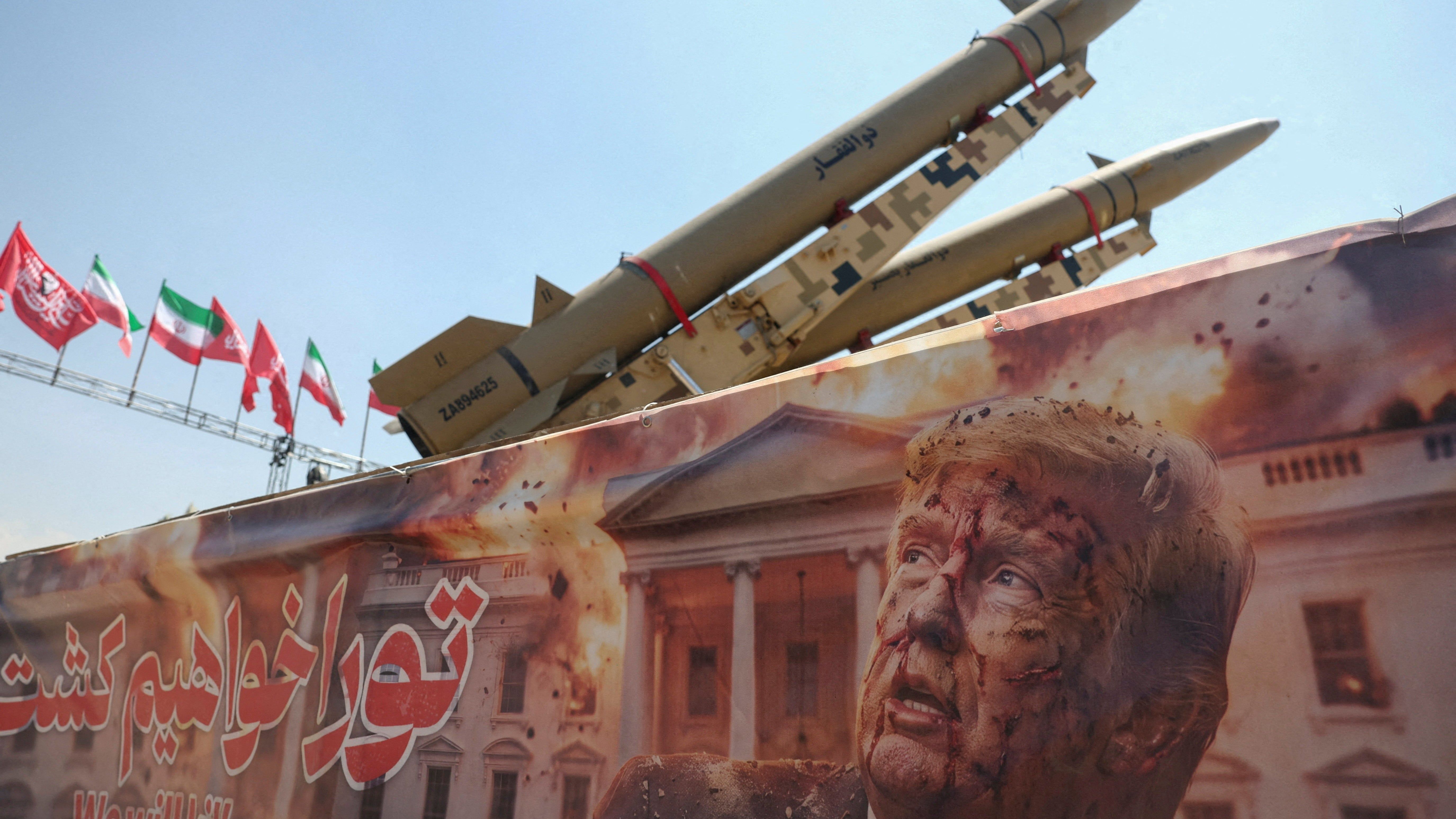 A poster of Trump next to missiles in Azadi Square in Tehran, Iran - lasexta.com