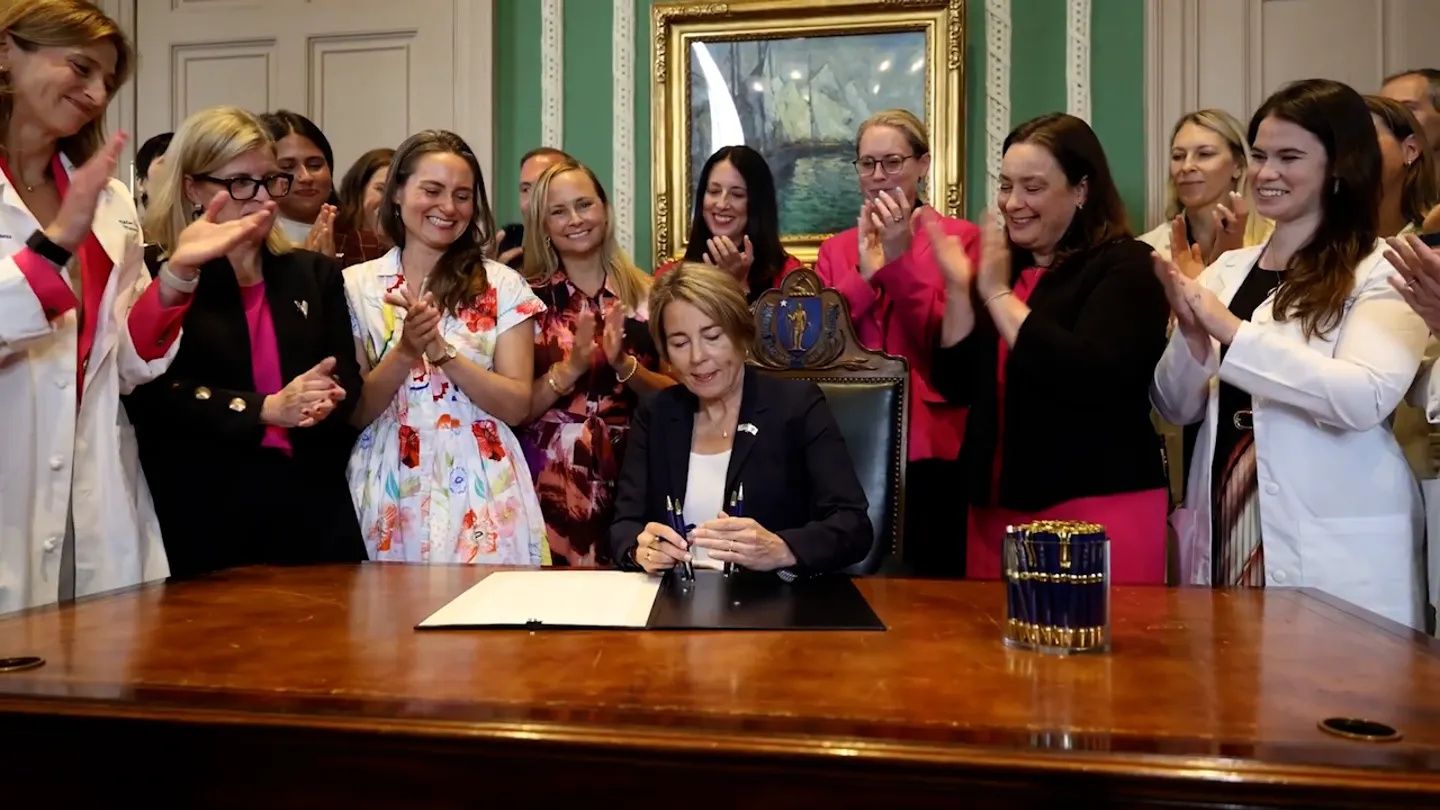 Image associated with Gov. Maura Healey’s signing of the Massachusetts abortion law - libertaddigital.com