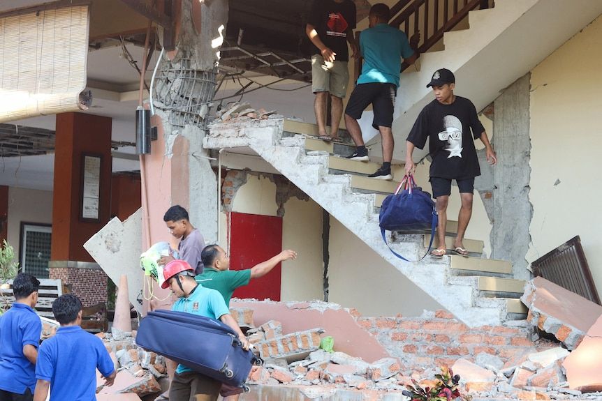 Guests at Hotel Jayakarta in Labuan Bajo evacuated the building following the earthquake. - Reuters/Stringer