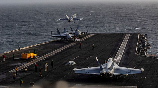 An F/A-18E Super Hornet launches from the USS Abraham Lincoln on July 31, 2026. - idnes.cz