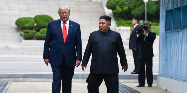 North Korean leader Kim Jong Un and US President Donald Trump cross south of the Military Demarcation Line at Panmunjom in the Demilitarized Zone on June 30, 2019. - lemonde.fr