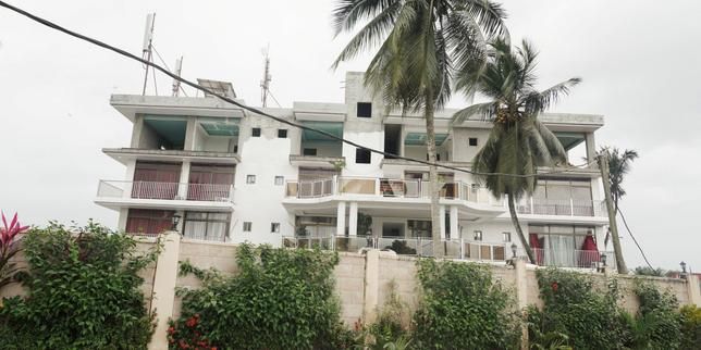 Liberian flag hangs from a building believed to house U.S. deportees near Monrovia, Liberia, Aug. 20, 2026. - lemonde.fr