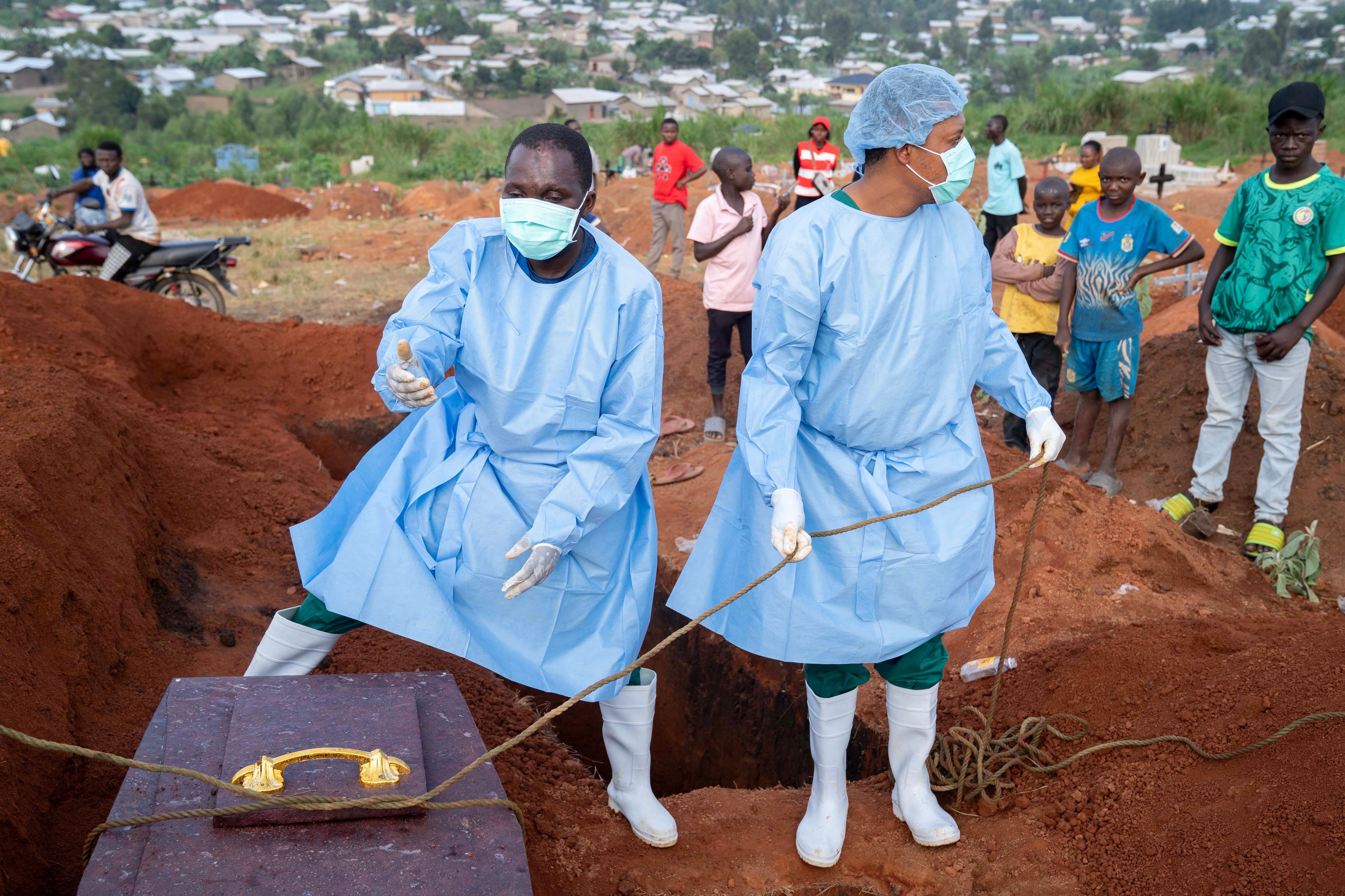 Burial of an Ebola victim at Nyamurongo cemetery in Bunia, DRC, August 18. - elpais.com
