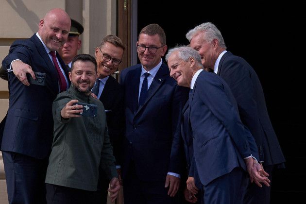 Nordic and Baltic leaders with Ukrainian President Volodymyr Zelenskyy in Kyiv before the Coalition of the Willing meeting. - thejournal.ie