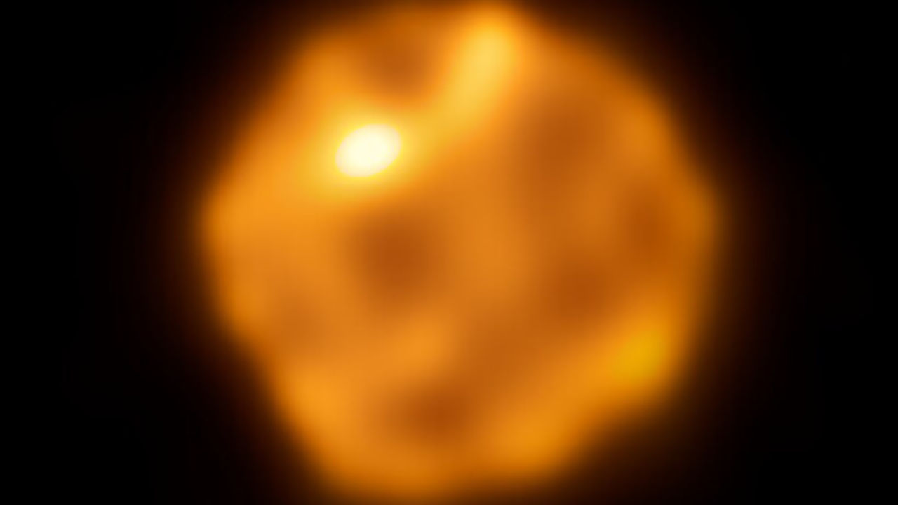 ALMA captures a detailed image of the red supergiant Betelgeuse. - ALMA (ESO/NAOJ/NRAO)/W. Dent et al.