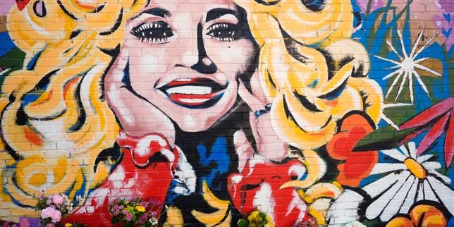 Flowers are placed near a mural of Dolly Parton on Tuesday, Aug. 25, 2026, in Nashville, Tenn. - lemonde.fr