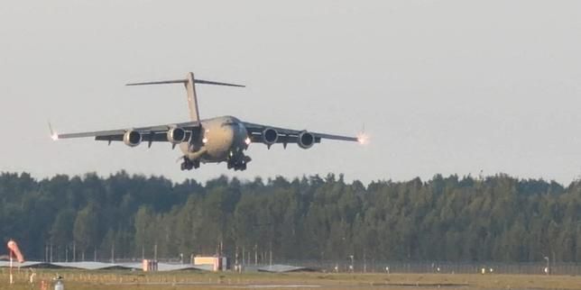 A C-17 Globemaster, believed to be carrying U.S. CIA Director John Ratcliffe, lands near Riga, Latvia, on August 25, 2026, in this frame obtained from a social media video. - lemonde.fr