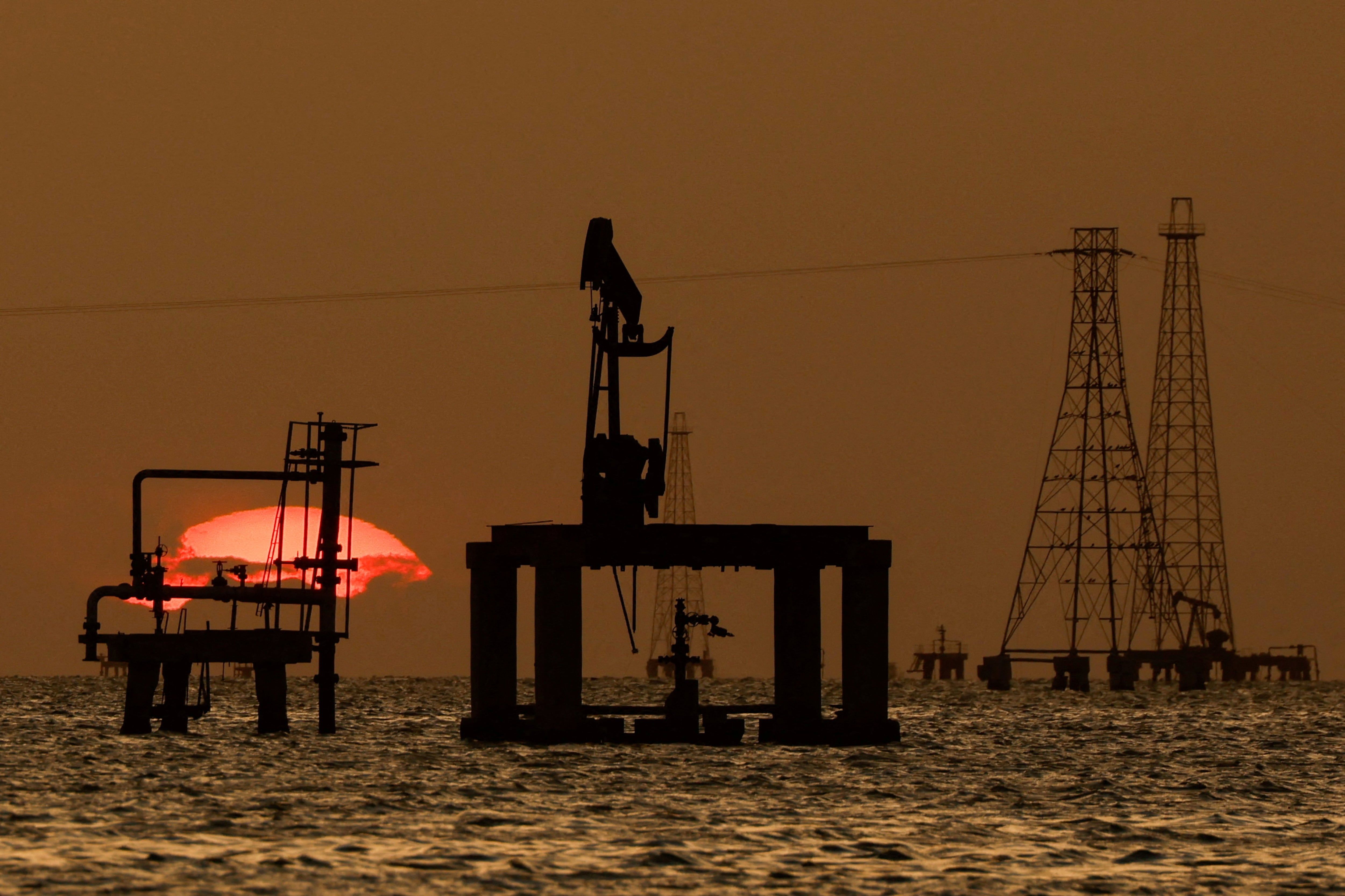 Oil platforms and pumpjacks at Lake Maracaibo in Cabimas, Venezuela. - theglobeandmail.com