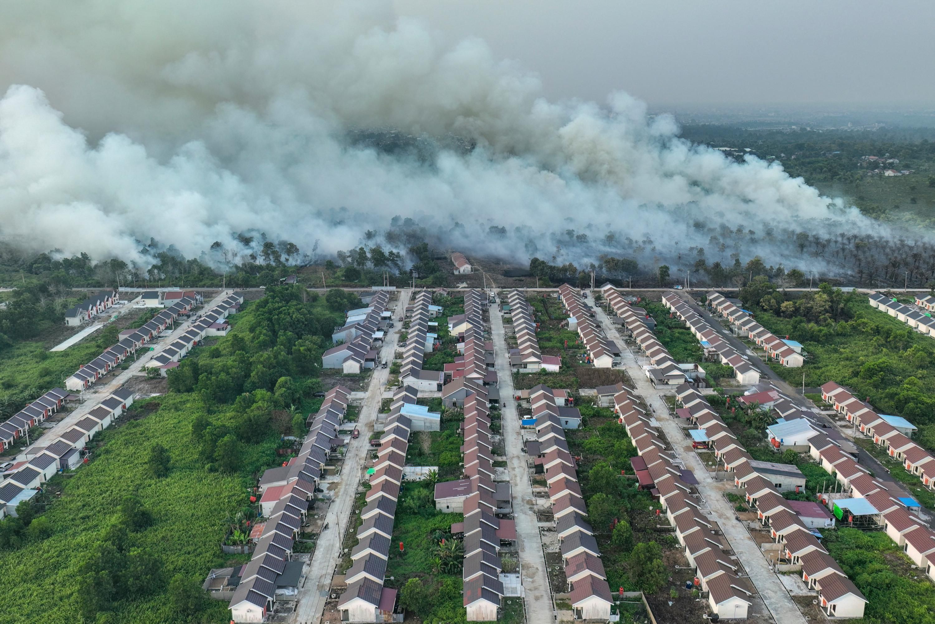 Aerial photo taken July 19, 2026, showing smoke rising from a forest fire in Indonesia. - lefigaro.fr