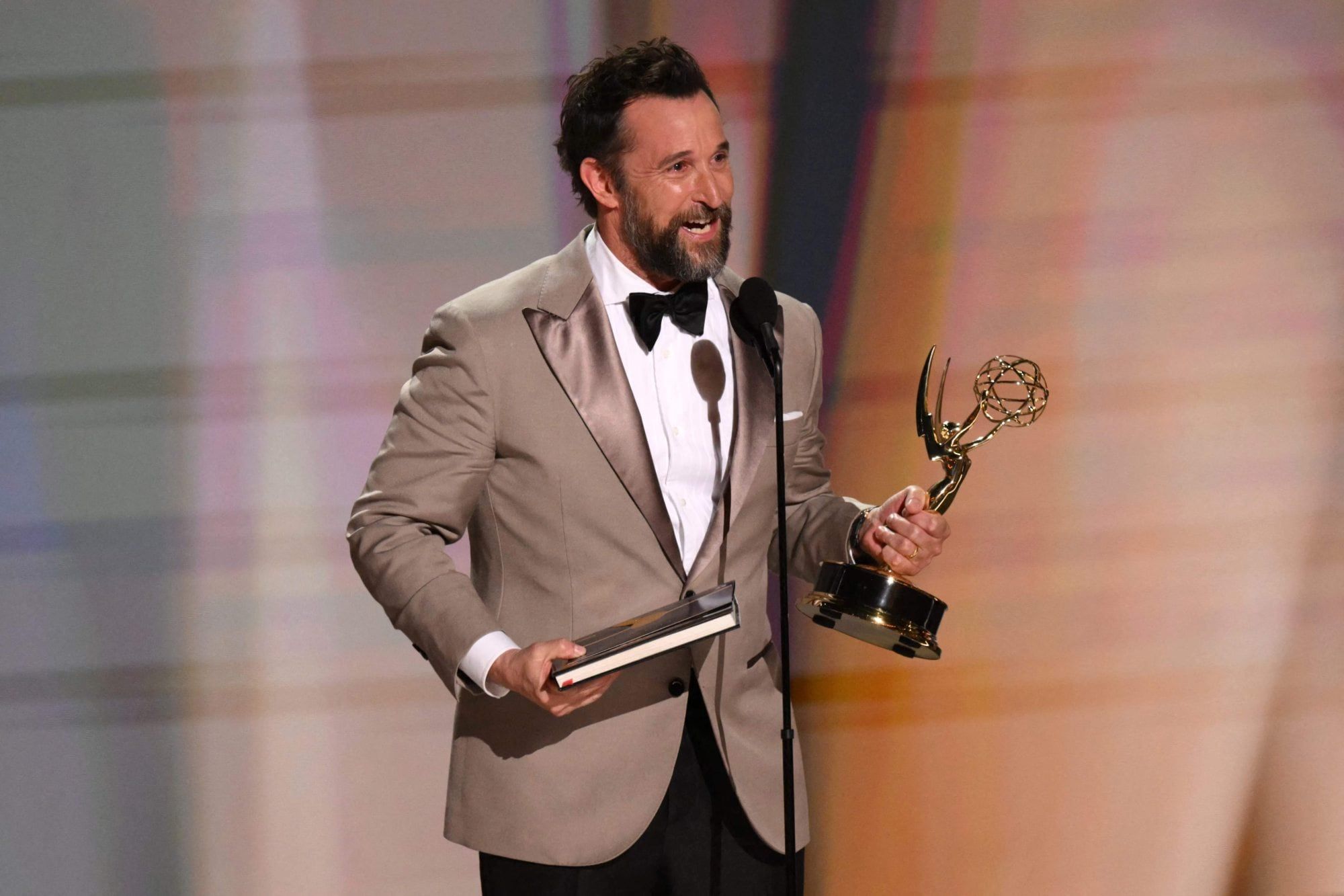 Noah Wyle accepts the Emmy for outstanding lead actor in a drama series for “The Pitt.” - AP Photo via La Nación