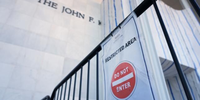 Sign outside the John F. Kennedy Center for the Performing Arts in Washington, Tuesday, Sept. 15, 2026. - lemonde.fr