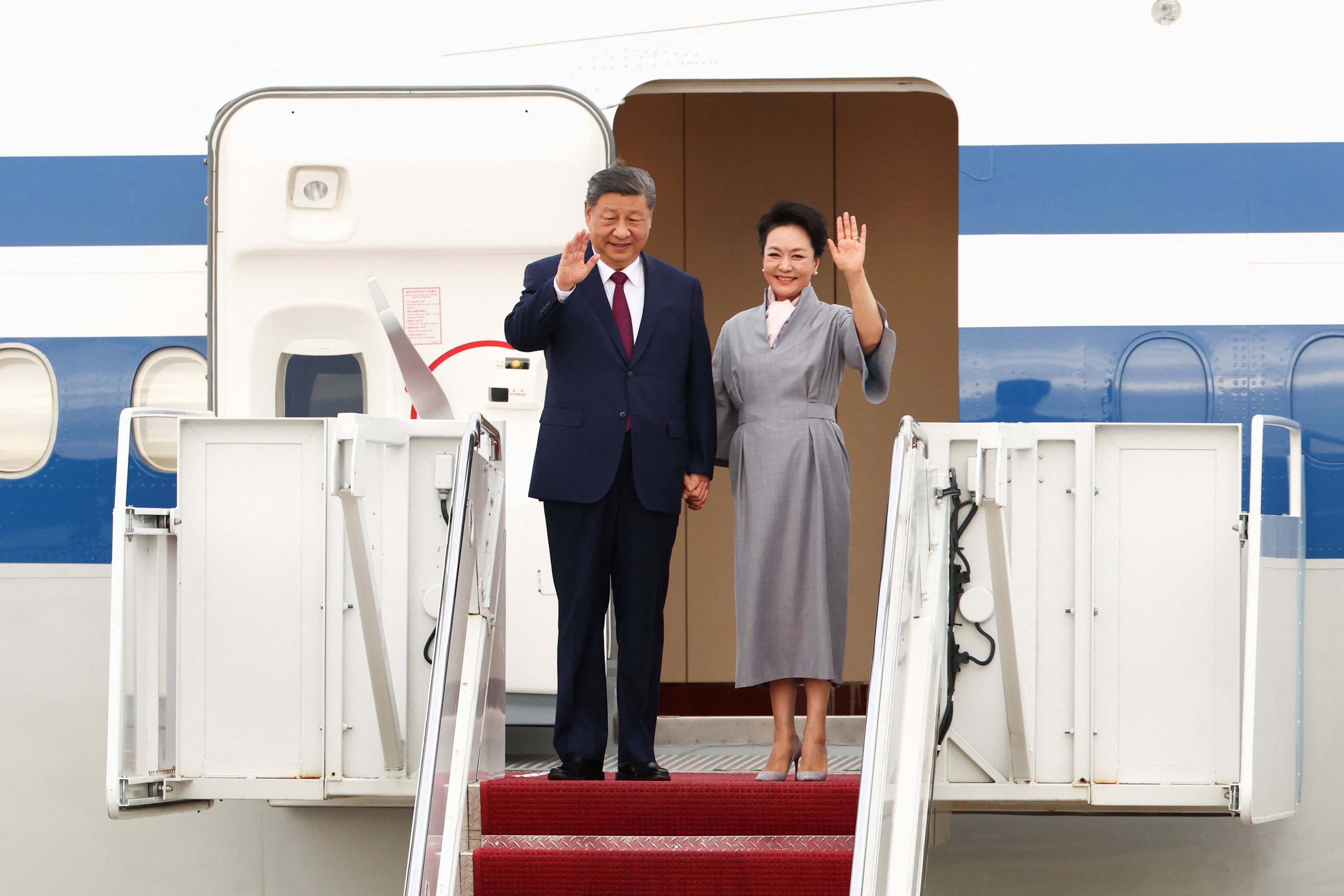 Xi Jinping and Peng Liyuan disembark at Joint Base Andrews before the state visit. - Reuters