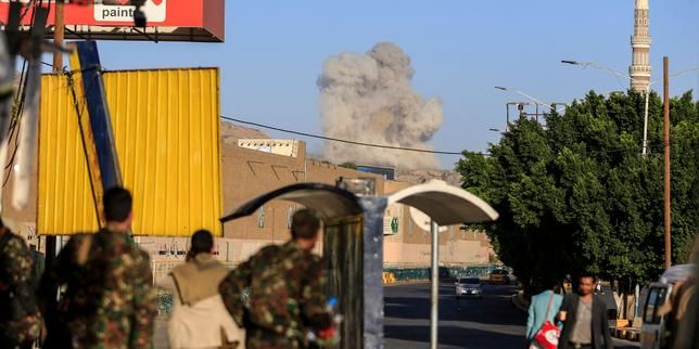 A plume of smoke rises during a reported airstrike by the Saudi-led coalition on the Houthi-controlled Yemeni capital Sanaa, on October 9, 2026. - lemonde.fr