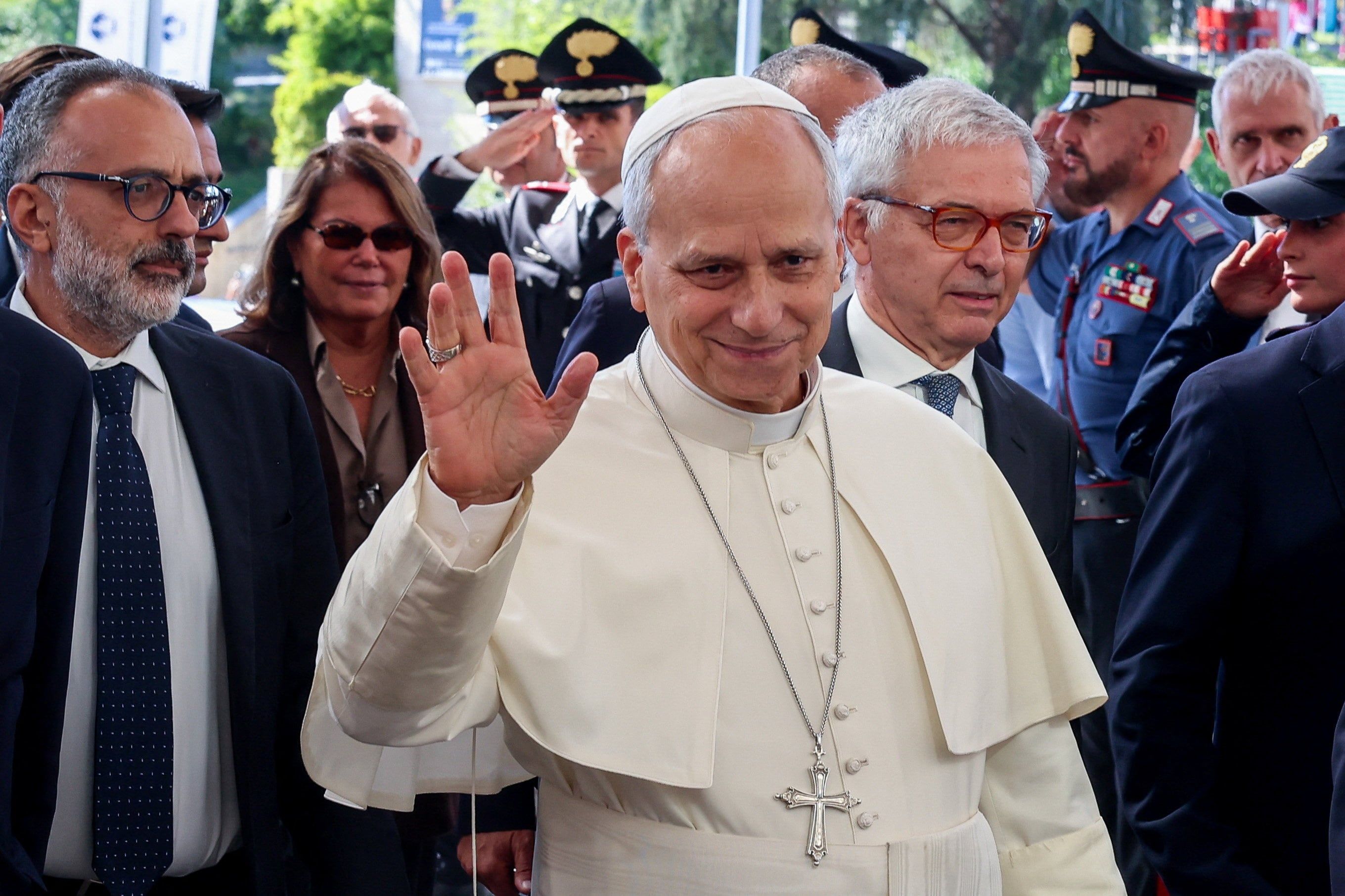Pope Leo arrives at Gemelli Hospital ahead of the pontiff's surgery to remove a lung nodule, in Rome, Italy, October 13, 2026. REUTERS/Ciro de Luca - theglobeandmail.com